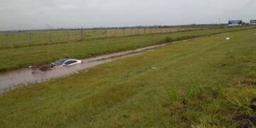 El auto quedó cubierto de agua en la banquina