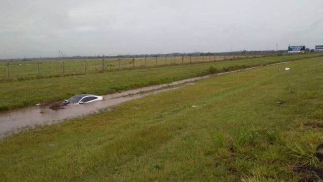 El auto quedó cubierto de agua en la banquina