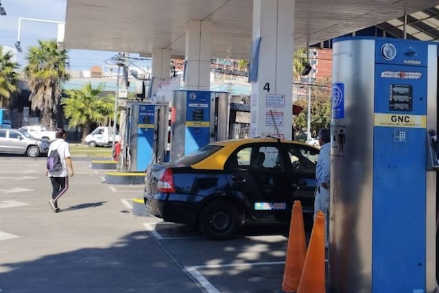 La estación de servicio de Uriburu al 2000 vende GNC y nafta en la zona sur de Rosario.