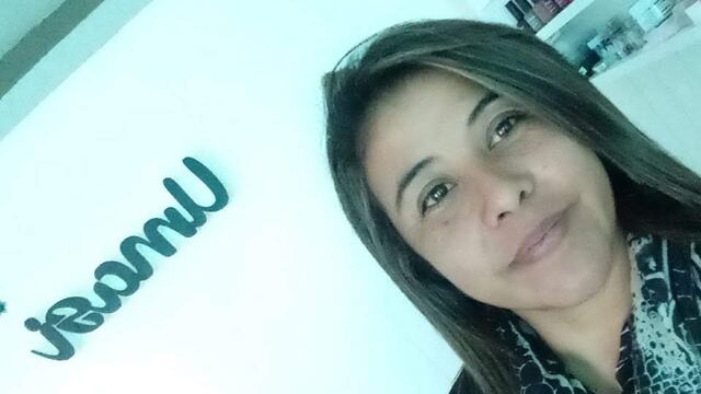 Detrás de una gran manicura, hay un grupo de grandes mujeres que la acompañan