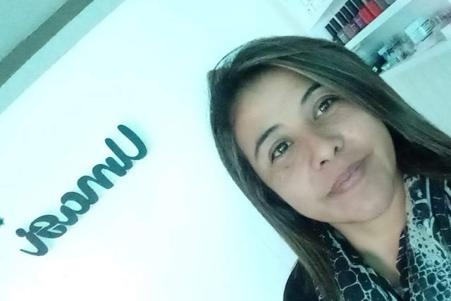 Detrás de una gran manicura, hay un grupo de grandes mujeres que la acompañan