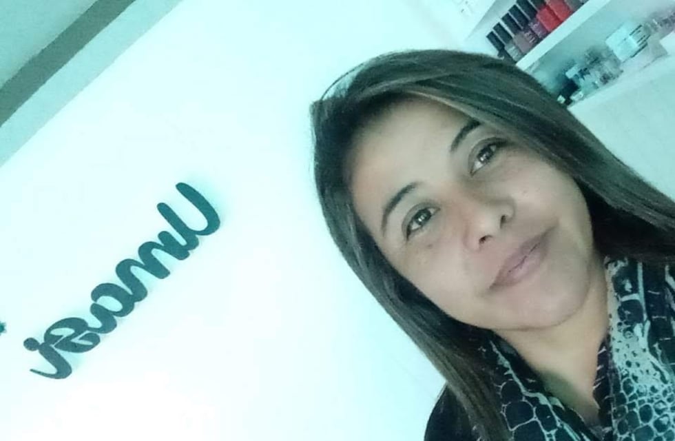 Detrás de una gran manicura, hay un grupo de grandes mujeres que la acompañan