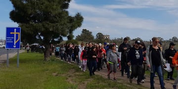 Cientos de peregrinos caminan por fe, desde Punta Alta a Villa Arias