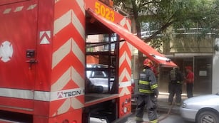 Los bomberos encontraron un hombre calcinado dentro de un departamento. (Foto ilustrativa)