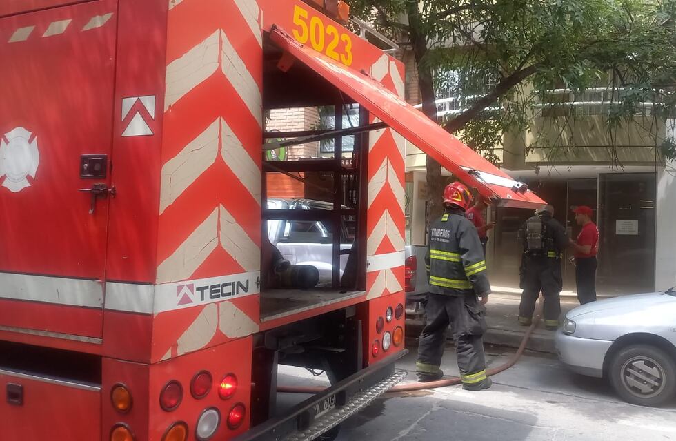 Córdoba: denunciaron que salía humo de un departamento y encontraron un hombre calcinado