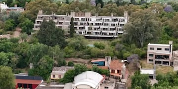 Subastan un hotel abandonado en Córdoba.