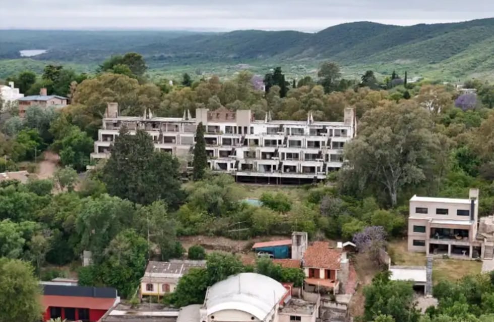 Subastan un “hotel abandonado” en medio de las sierras de Córdoba: cuándo sale