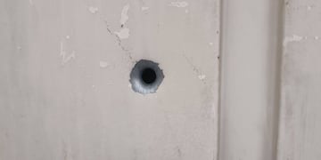 Un proyectil perforó la fachada en la esquina de San Martín y Juan B. Justo.