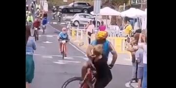 El momento en el que el que el líder de la carrera atropella a la mujer.
