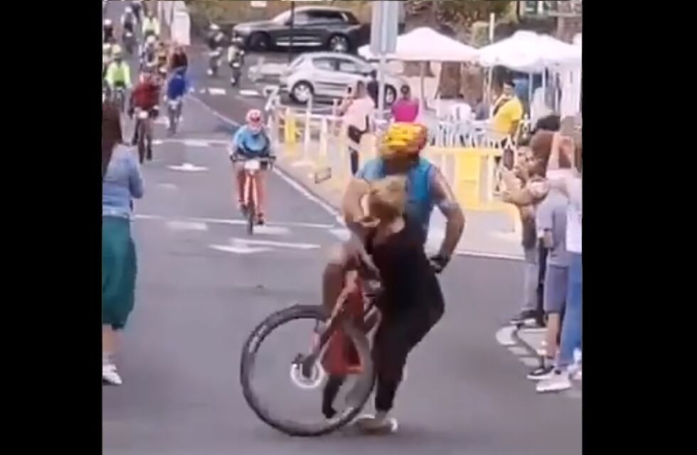Ciclista estaba a punto de ganar una carrera en España y terminó internado por atropellar a una mujer que se cruzó en la pista