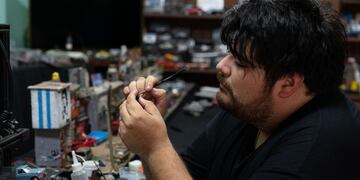 El artista del conurbano que convierte lo cotidiano en arte