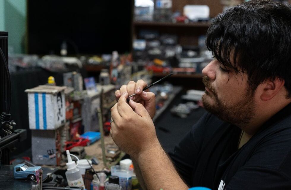 Belleza de lo cotidiano en miniatura: el joven, Adrián Nash, que convierte objetos ordinarios en obras de arte