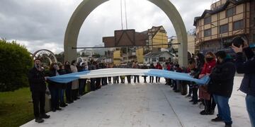Se llevó adelante el cambio del Pabellón Nacional de la Plaza Malvinas Argentinas