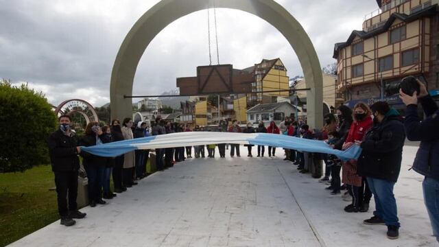 Se llevó adelante el cambio del Pabellón Nacional de la Plaza Malvinas Argentinas