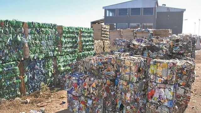 San Luis a partir de los residuos recuperados, realizan tejas plásticas, tutores y bloques de cemento y arena.