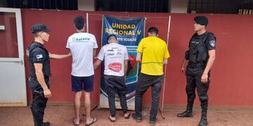 Los prófugos, de 23, 28 y de 41 años, fueron atrapados cruzando a Brasil por un paso no habilitado.