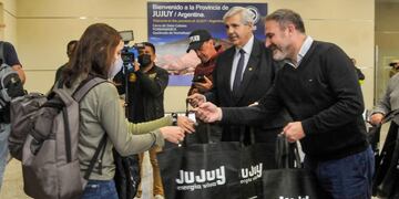 El vicegobernador Carlos Haquim y el secretario de Turismo, Diego Valdecantos, al momento de saludar a los primeros viajeros procedentes de Iguazú.