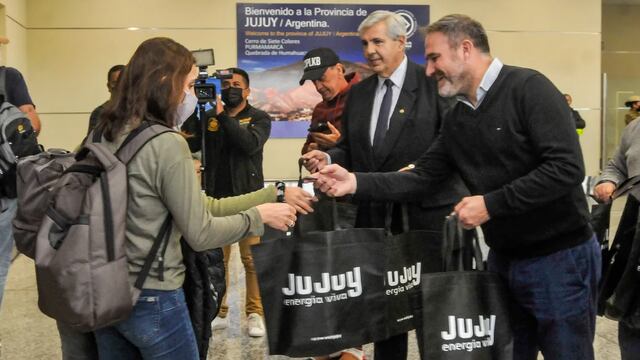 El vicegobernador Carlos Haquim y el secretario de Turismo, Diego Valdecantos, al momento de saludar a los primeros viajeros procedentes de Iguazú.