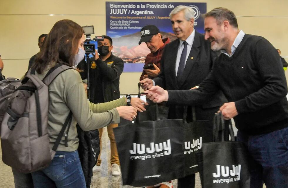 Un vuelo desde Iguazú abrió la temporada turística invernal en Jujuy