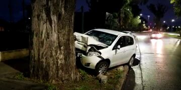 El coche subió a la vereda y quedó destrozado.