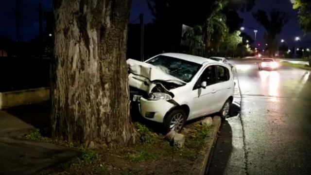El coche subió a la vereda y quedó destrozado.
