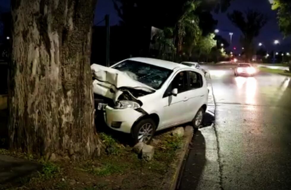 Accidente espectacular en Córdoba: estrelló el auto contra un árbol y está internado