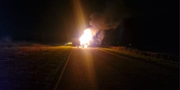 Un camionero murió quemado producto de un grave choque en Córdoba.
