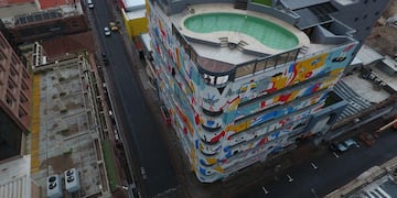 El edificio se encuentra en calle Corrientes al 200, donde antes se encontraba el Hotel Ducal