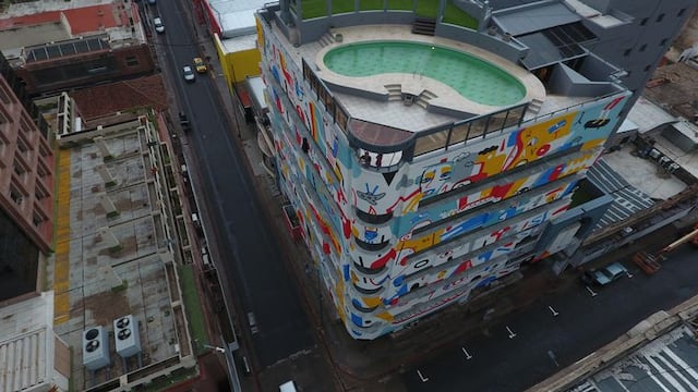El edificio se encuentra en calle Corrientes al 200, donde antes se encontraba el Hotel Ducal