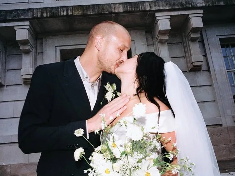 Charli XCX y George Daniel: la boda “cool” que cambió la cabeza de Lali