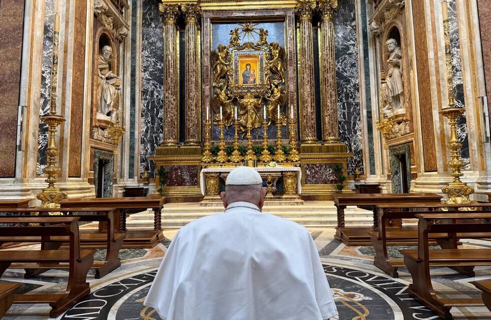 Se viralizó el consejo que el Papa Francisco le dio a una pareja de recién casados: “Una caricia”