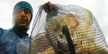 Gabriel es médico y bucea con una bolsa de red para limpiar el lago Nahuel Huapi.