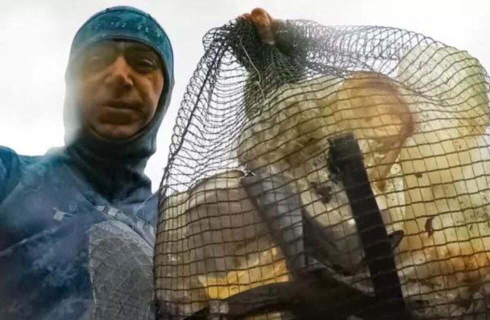 Es médico y desde hace 15 años bucea en el lago Nahuel Huapi para sacar los residuos del fondo del agua