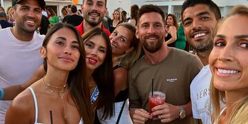 El crack rosarino y su esposa podría recibir a grandes figuras del fútbol mundial.
