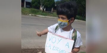 Santiago, el nene de Chaco que hizo dedo para que lo alcancen a la escuela.