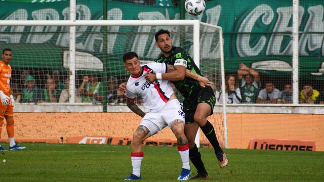 El "Colo" tuvo un duelo duro en el área con Juan Manuel Insaurralde.