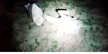 Restos de la avioneta siniestrada, que se incendió tras impactar contra la superficie. (Foto / Gentileza Diario Chaco).