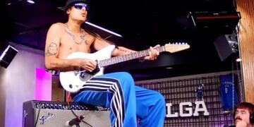 Momento insólito: Ca7riel irrumpió en el estudio de OLGA y comenzó a tocar el Himno Nacional con la guitarra eléctrica