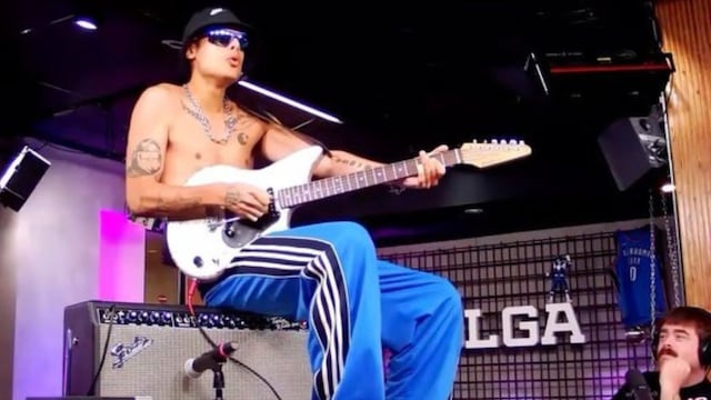 Momento insólito: Ca7riel irrumpió en el estudio de OLGA y comenzó a tocar el Himno Nacional con la guitarra eléctrica