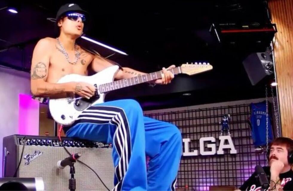 Momento insólito: Ca7riel irrumpió en el estudio de OLGA para tocar el Himno Nacional con la guitarra eléctrica