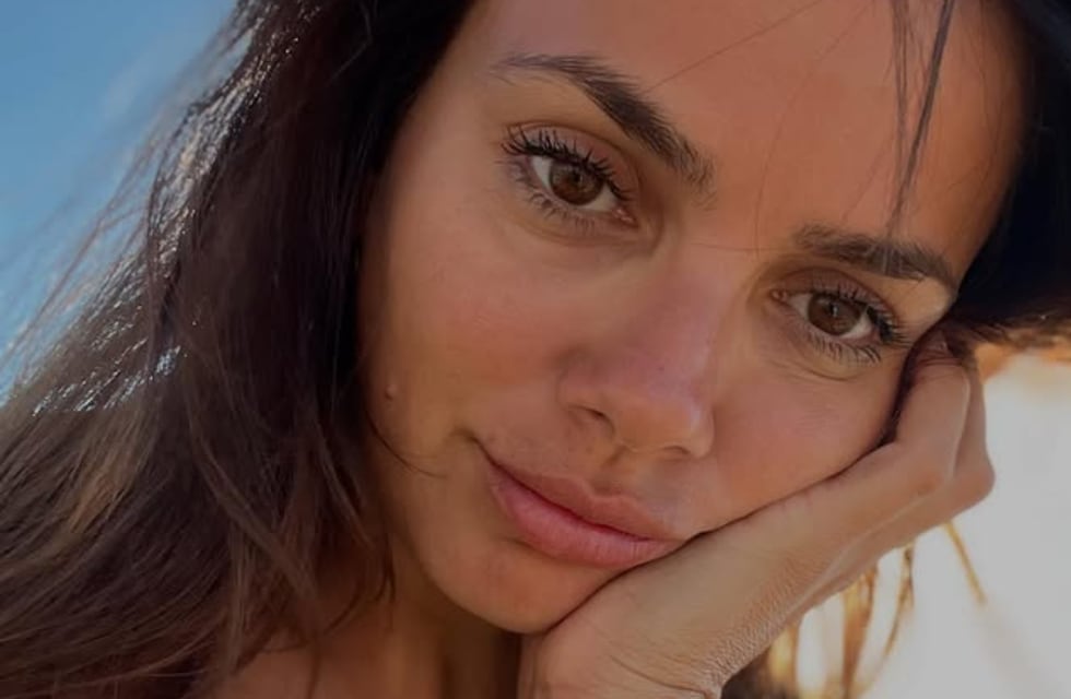 Natalie Pérez eligió un vestido color champagne con escote profundo y se llevó todos los piropos