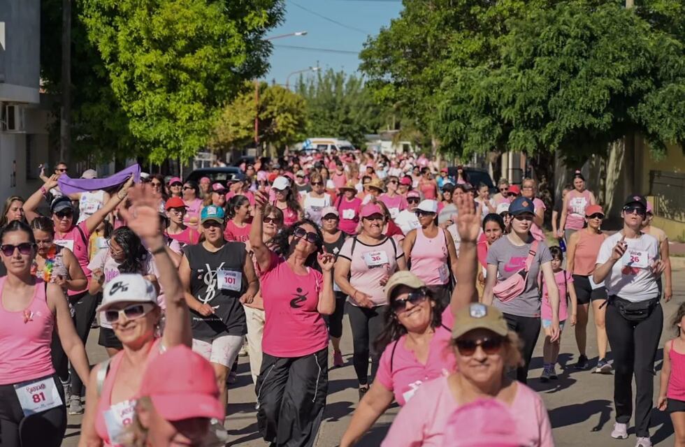 Se realizó la 5° edición de la “Caminata Rosa” por la lucha contra el cáncer de mama en Arroyito