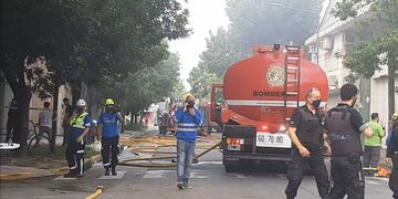 Diez dotaciones de Bomberos trabajan en Villa Martelli (Foto: TN)