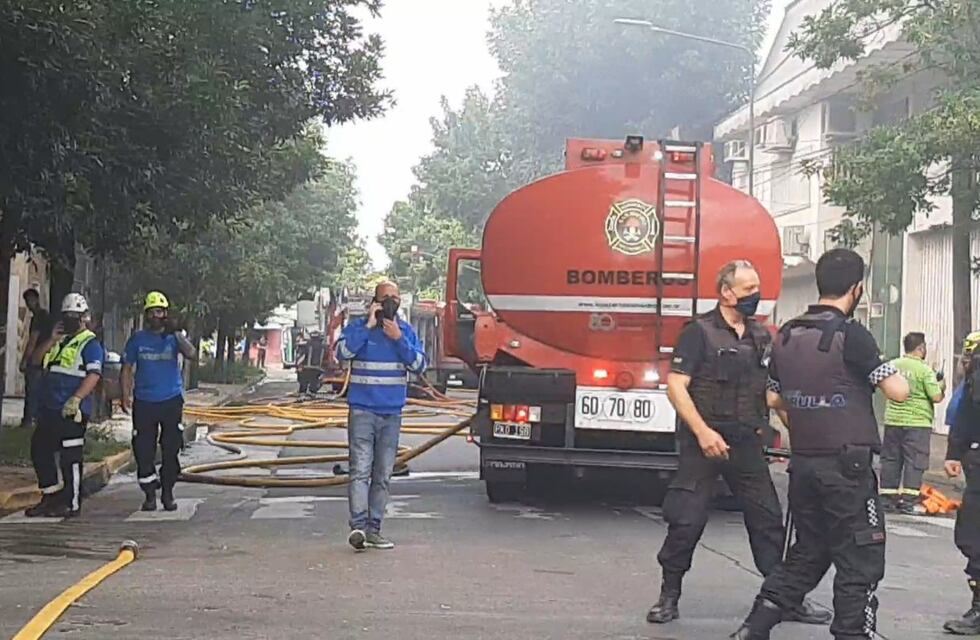 Se incendió una fábrica de caños en Villa Martelli y unas diez dotaciones de bomberos pudieron controlar las llamas