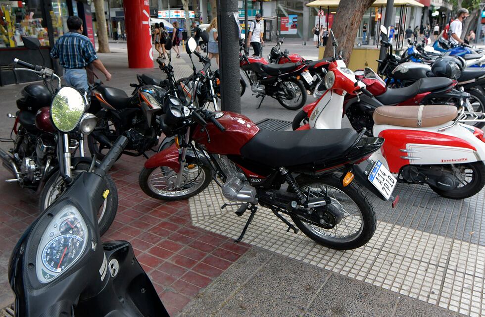 El método de ¿seguridad? de un motociclista mendocino que se volvió viral