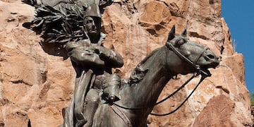 El prócer. Monumento al Ejército de los Andes en Mendoza.