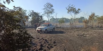 Pese al trabajo de los bomberos, sigue activo el incendio en las 600 hectáreas.