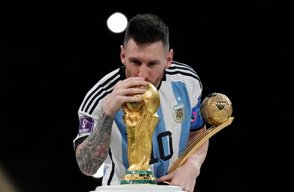Artistas de La Plata crearon una escultura inflable gigante de Lionel Messi y buscan llevarla a Rosario para que la firme