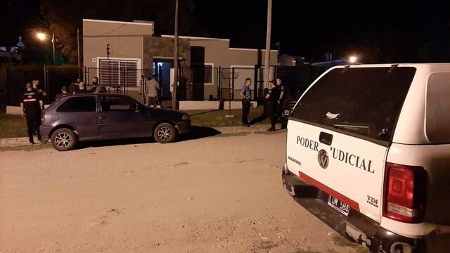 "Ppricias científicas" en el domicilio de Ivana Módica, el pasado sábado por la noche. (Foto: La Estafeta Online).