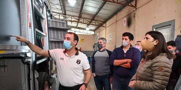 Clara García visitó el Cuartel de Bomberos Voluntarios de Pérez (Facebook Clara García)